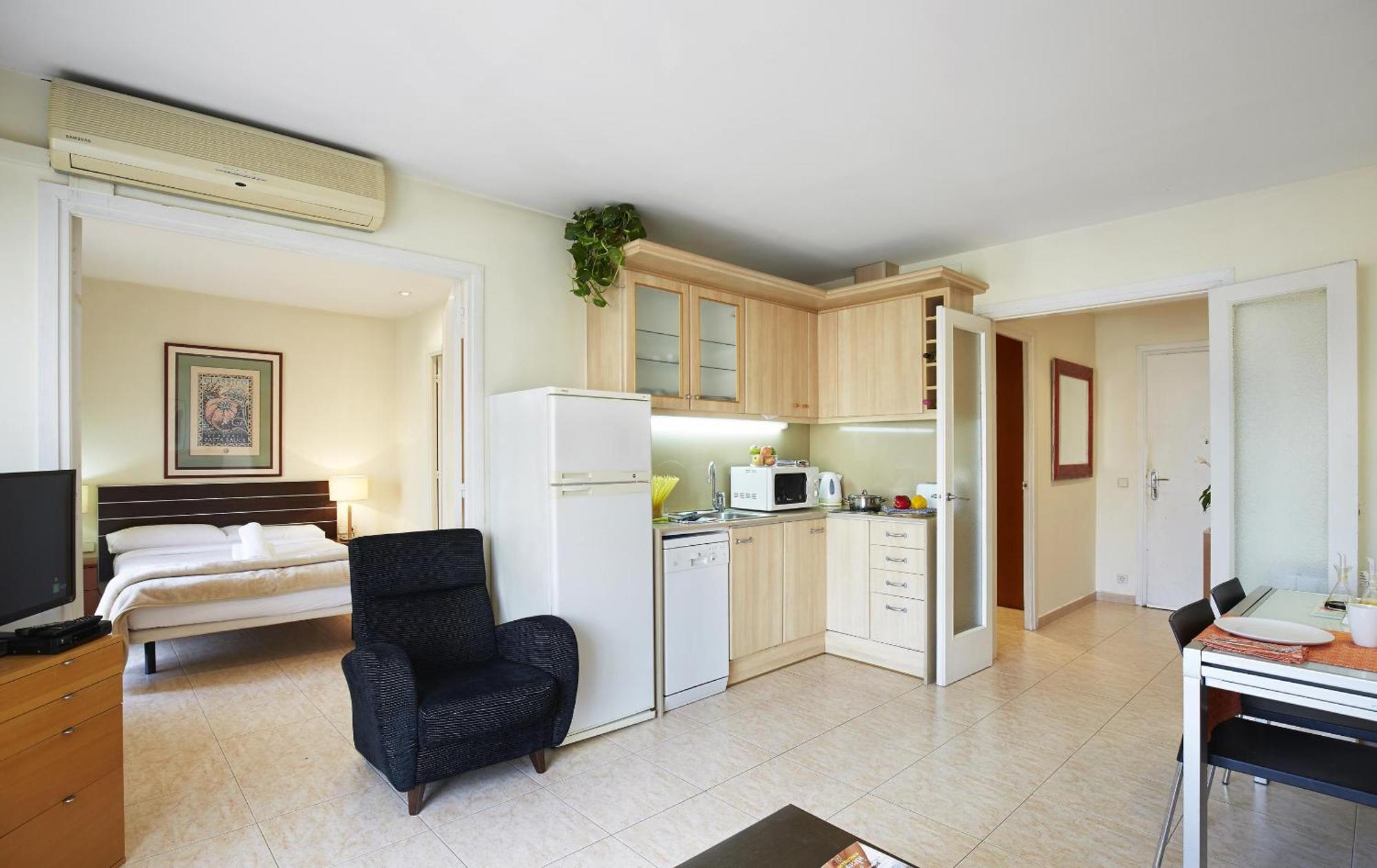 Apartamentos Calvet Барселона Екстериор снимка